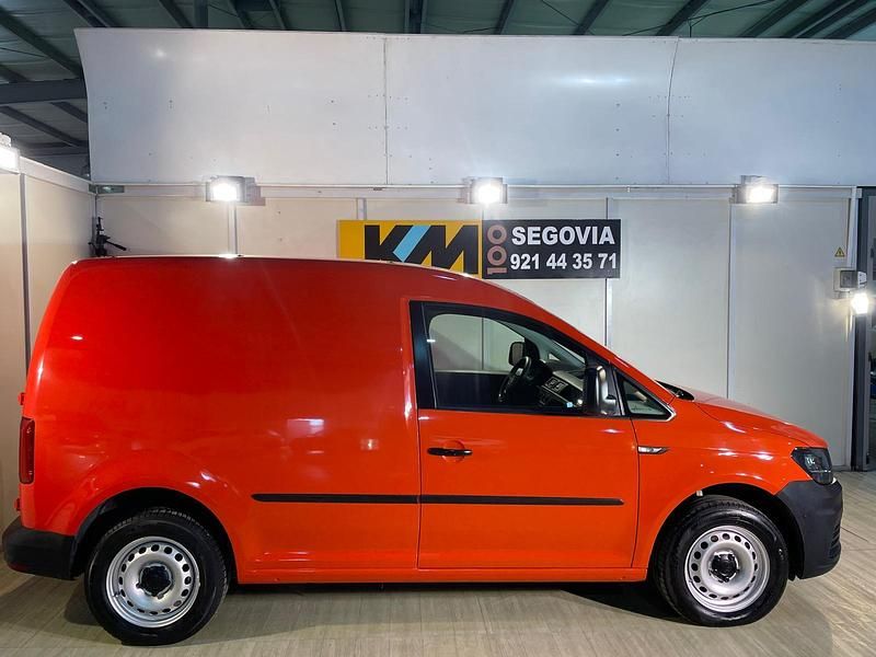 Usado VW Caddy Business 102 CV (75 kW) 2018 Rojo Monovolumen
