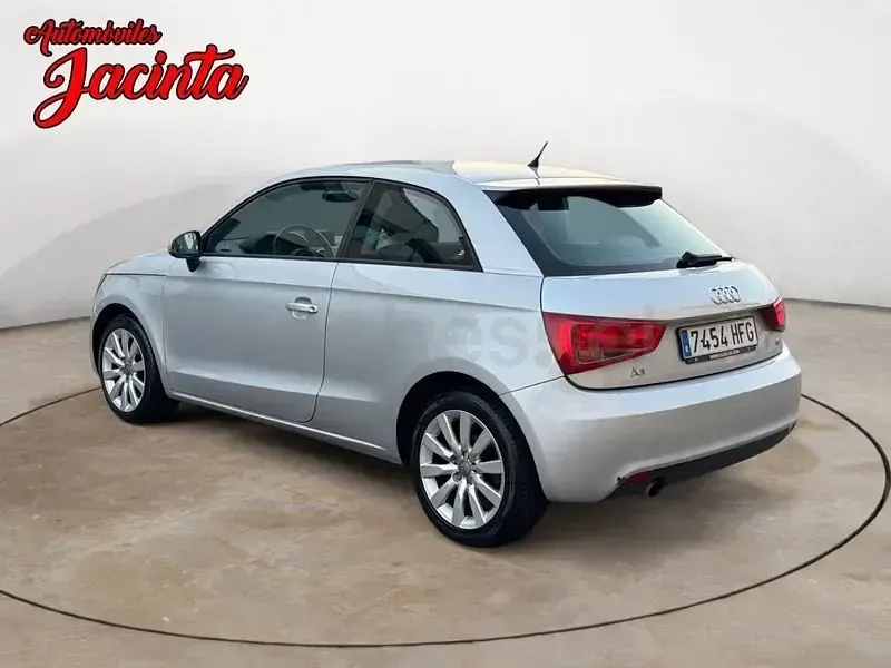 Usado Audi A1 Attraction 105 CV (77 kW) 2011 Gris / plata Utilitario