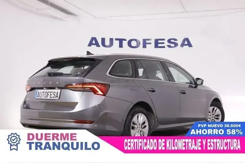 Usado Skoda Octavia Ambition 150 CV (110 kW) 2023 Gris / plata Familiar