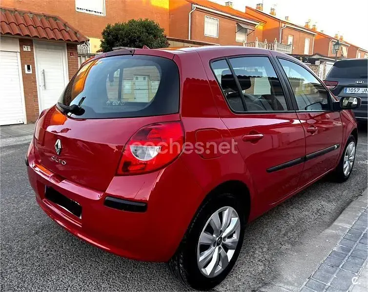 Usado Renault Clio II Authentique 70 CV (51 kW) 2006 Rojo Berlina