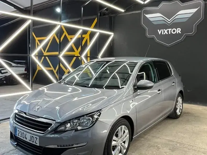 Usado Peugeot 308 Access 110 CV (80 kW) 2015 Gris / plata Berlina