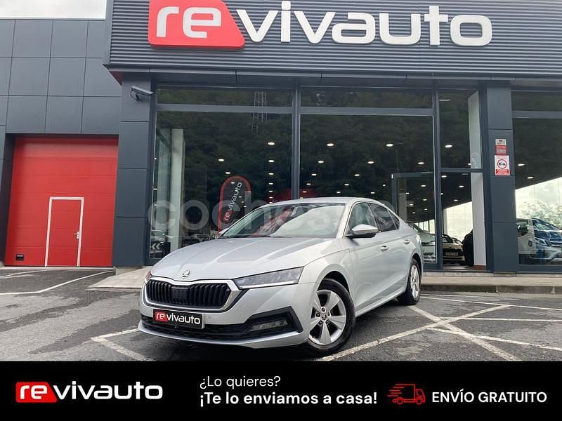 Gris / plata Usado 2021 Skoda Octavia Ambition Berlina | 17.990 € (Un poco caro) - Imagen 1/4