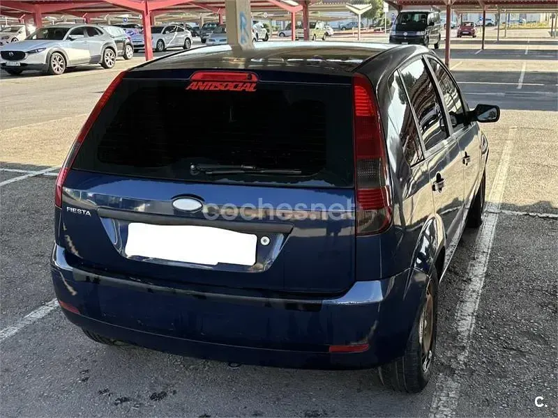 Usado Ford Fiesta Ambiente 68 CV (50 kW) 2004 Azul Utilitario