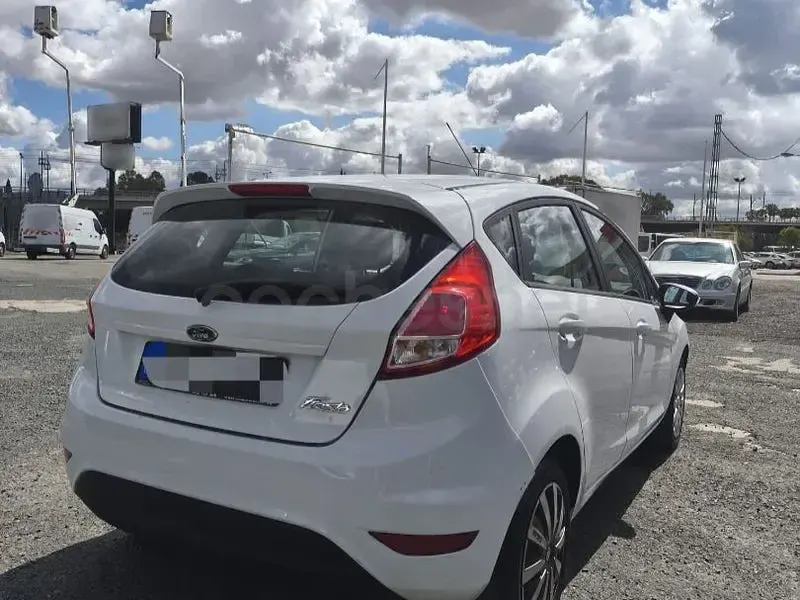 Usado Ford Fiesta Trend 95 CV (69 kW) 2017 Blanco Utilitario