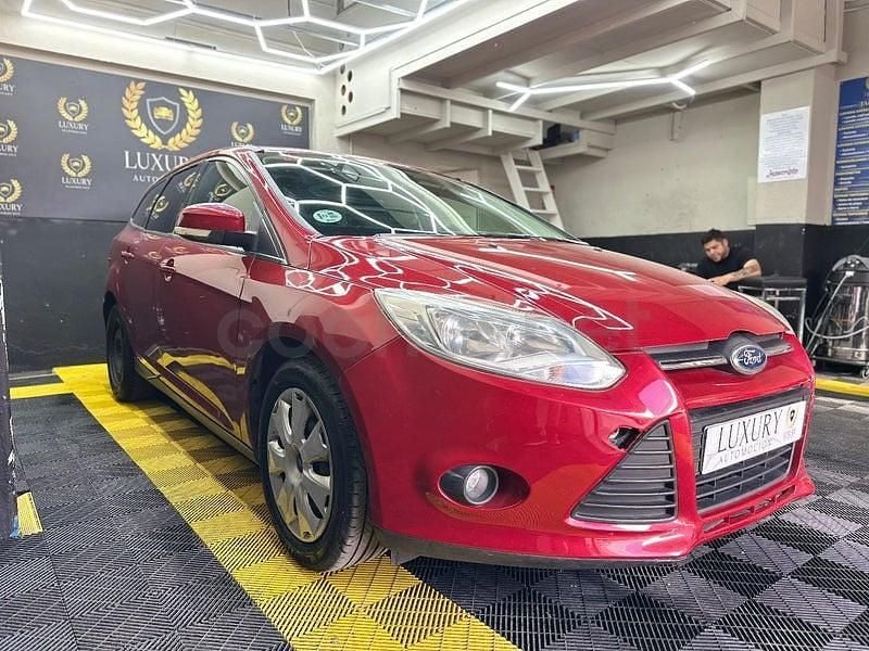 Usado Ford Focus Trend 95 CV (69 kW) 2012 Rojo Berlina