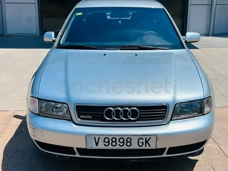 Usado Audi A4 150 CV (110 kW) 1999 Gris / plata Berlina