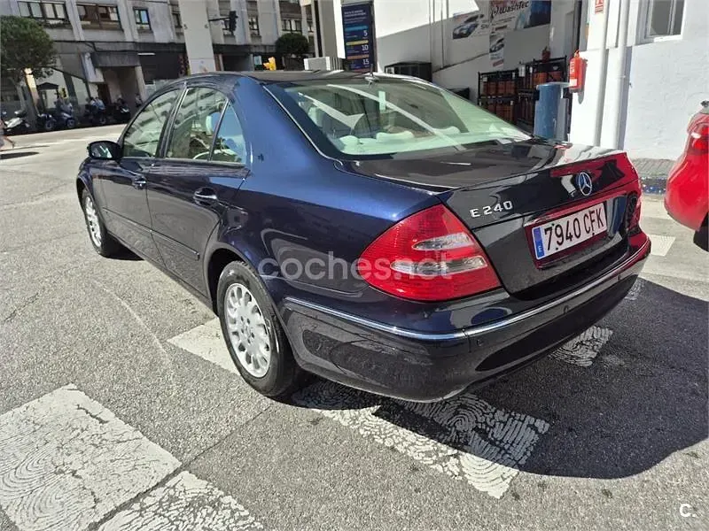 Usado Mercedes E240 Elegance 170 CV (125 kW) 2003 Azul Berlina