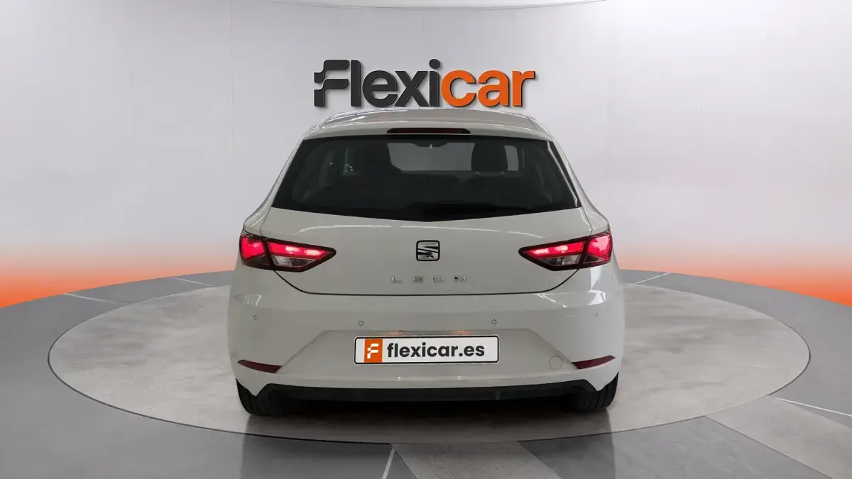 Usado Seat Leon Reference 115 CV (84 kW) 2019 Blanco Berlina