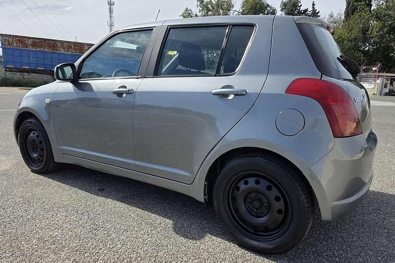 Begagnad Suzuki Swift GL 92 HK (67 kW) 2005 Grå Halvkombi