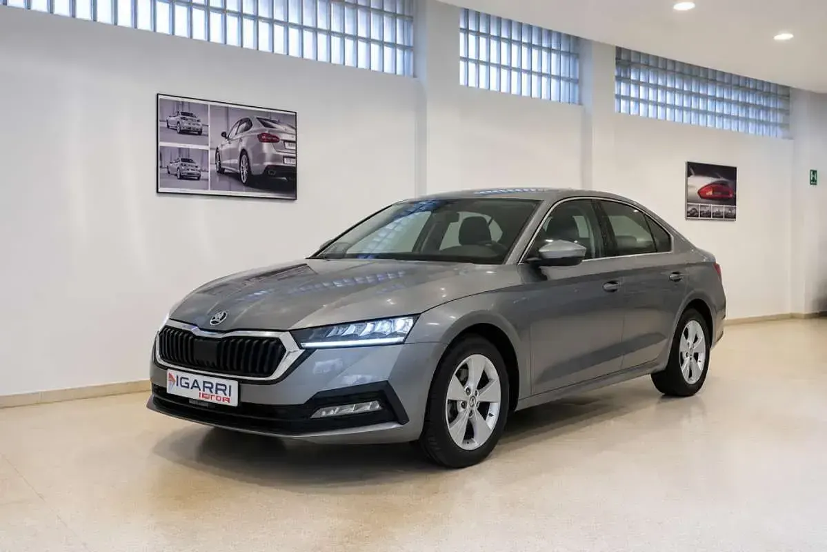 Usado Skoda Octavia Ambition 150 CV (110 kW) 2022 Gris Utilitario
