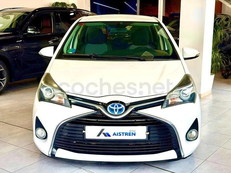 Usado Toyota Yaris Hybrid Active 100 CV (73 kW) 2016 Blanco Berlina