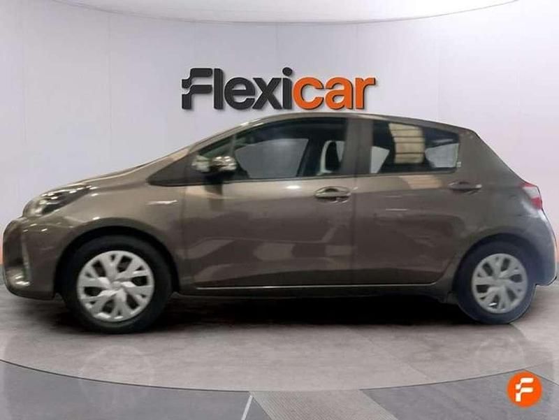 Usado Toyota Yaris Hybrid Active 99 CV (72 kW) 2022 Marrón Utilitario
