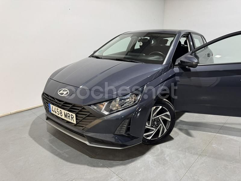 Usado Hyundai i20 84 CV (61 kW) 2024 Gris / plata Berlina