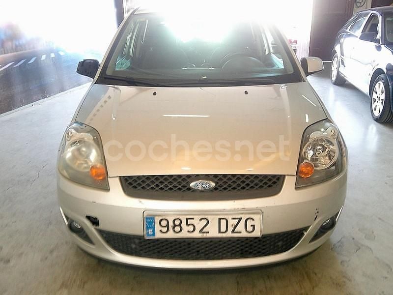 Usado Ford Fiesta Trend 80 CV (58 kW) 2006 Gris / plata Utilitario