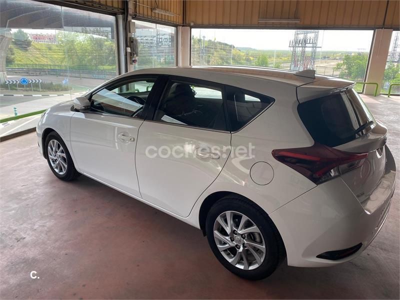 Usado Toyota Auris Active 90 CV (66 kW) 2016 Blanco Berlina