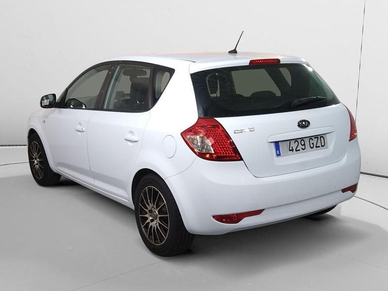 Usado Kia Ceed Style 90 CV (66 kW) 2010 Gris Utilitario