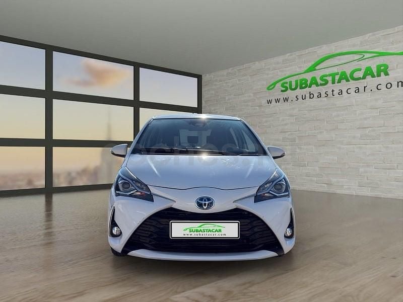 Usado Toyota Yaris Hybrid Active 100 CV (73 kW) 2019 Blanco Berlina