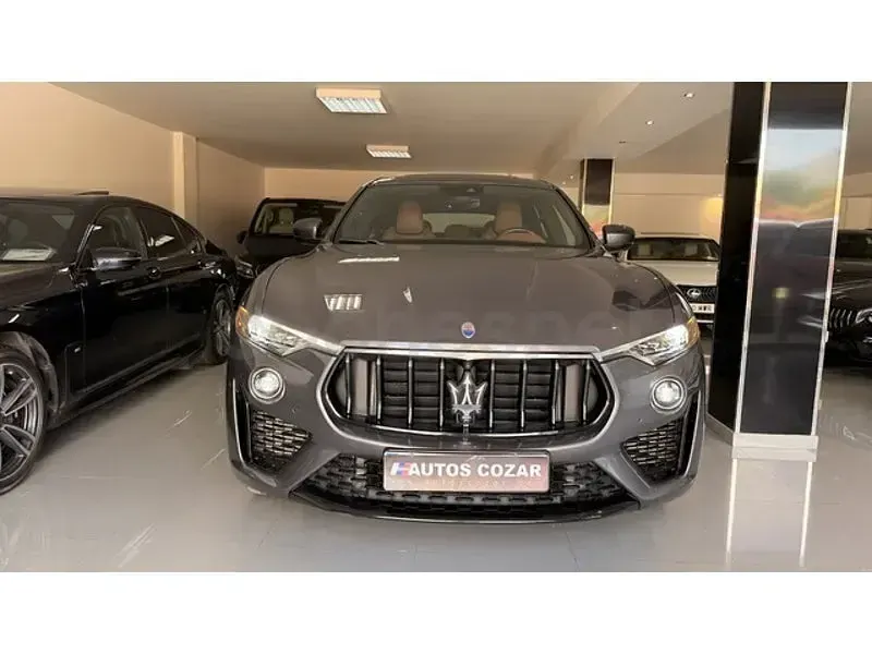 Usado Maserati Levante 350 CV (257 kW) 2023 Gris / plata SUV