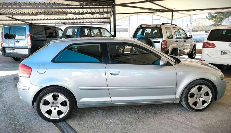 Usado Audi A3 Ambition 140 CV (102 kW) 2004 Gris Utilitario