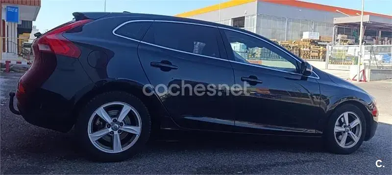 Usado Volvo V40 Kinetic 115 CV (84 kW) 2012 Negro Utilitario