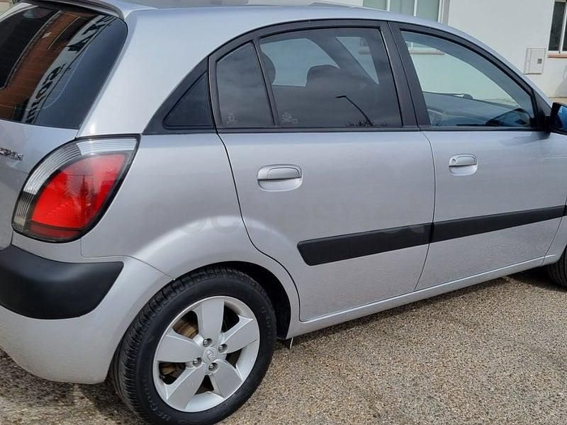 Usado Kia Rio 110 CV (80 kW) 2008 Gris / plata Berlina