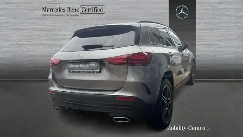 Usado Mercedes GLA250 AMG line 218 CV (160 kW) 2023 Gris montaña SUV