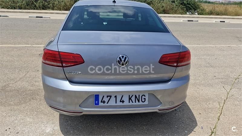 Usado VW Passat Edition 120 CV (88 kW) 2018 Gris / plata Berlina