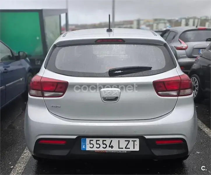 Usado Kia Rio Sport 84 CV (61 kW) 2022 Gris / plata Berlina
