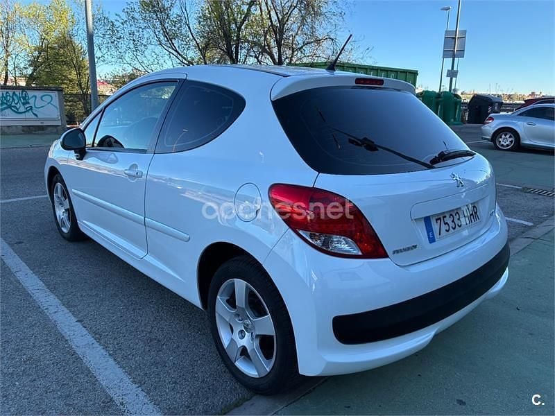 Usado Peugeot 207 Active 92 CV (67 kW) 2011 Blanco Berlina