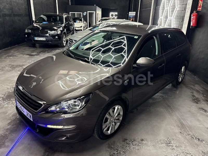 Usado Peugeot 308 SW Active 120 CV (88 kW) 2017 Gris / plata Familiar