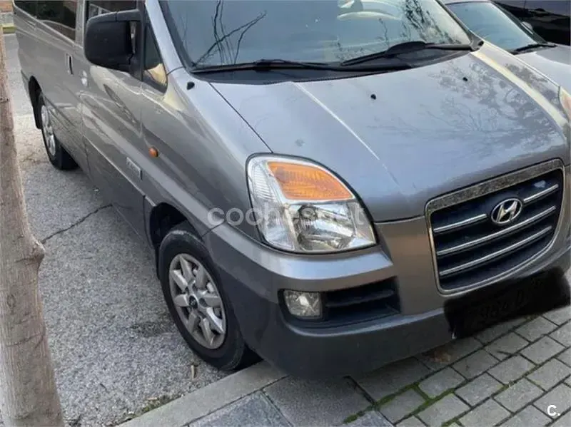 Usado Hyundai H-1 140 CV (102 kW) 2005 Gris / plata Monovolumen