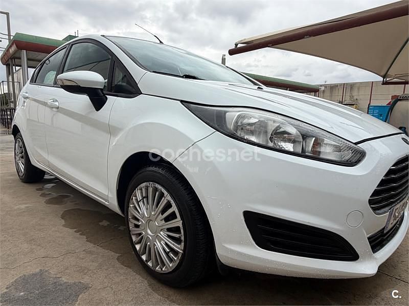 Blanco Usado 2015 Ford Fiesta Trend Utilitario | 4875 € (Buen precio) - Imagen 1/4