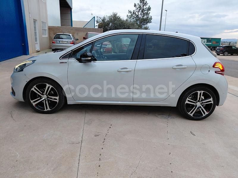 Usado Peugeot 208 Active 110 CV (80 kW) 2015 Blanco Utilitario