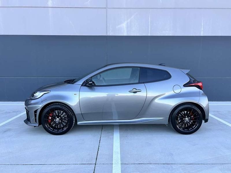 Usado Toyota Yaris 276 CV (202 kW) 2024 Gris Utilitario