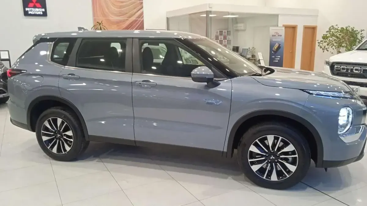 Nuevo Mitsubishi Outlander P-HEV Motion 306 CV (225 kW) 2026 Gris SUV