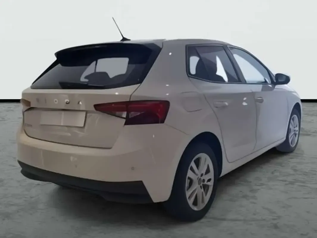 Usado Skoda Fabia Selection 95 CV (69 kW) 2025 Blanco Utilitario