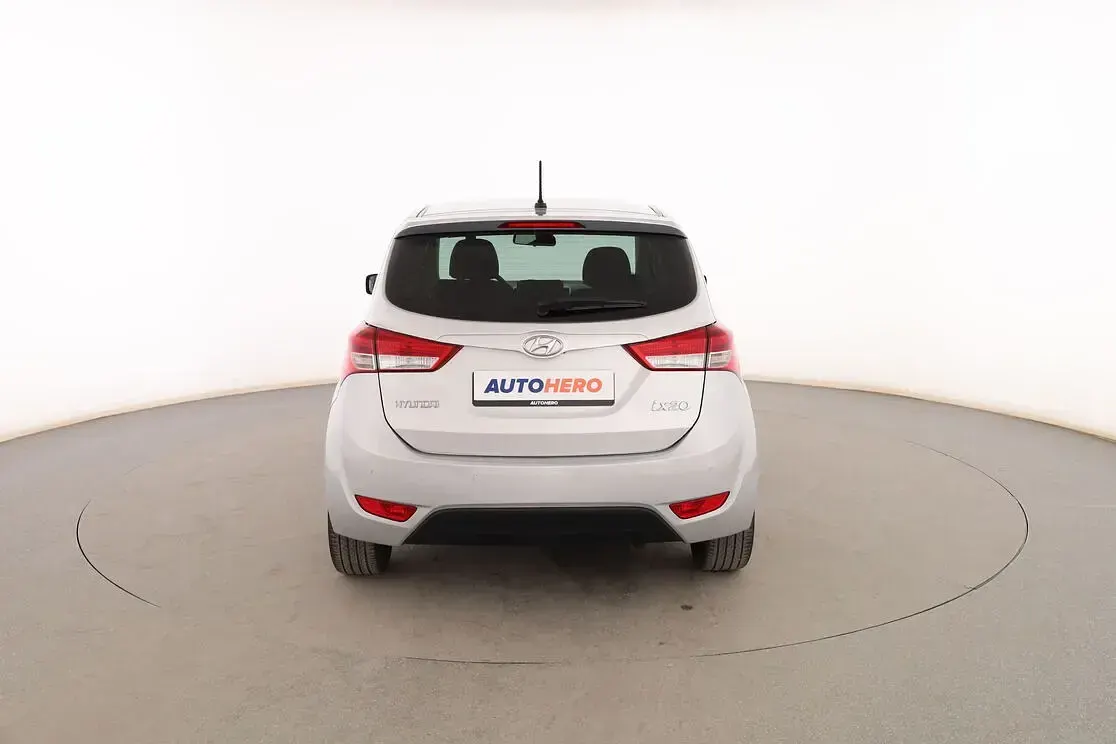 Usado Hyundai ix20 Comfort 115 CV (84 kW) 2016 Gris Utilitario