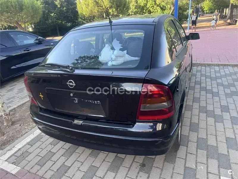 Usado Opel Astra Enjoy 105 CV (77 kW) 2004 Negro Berlina
