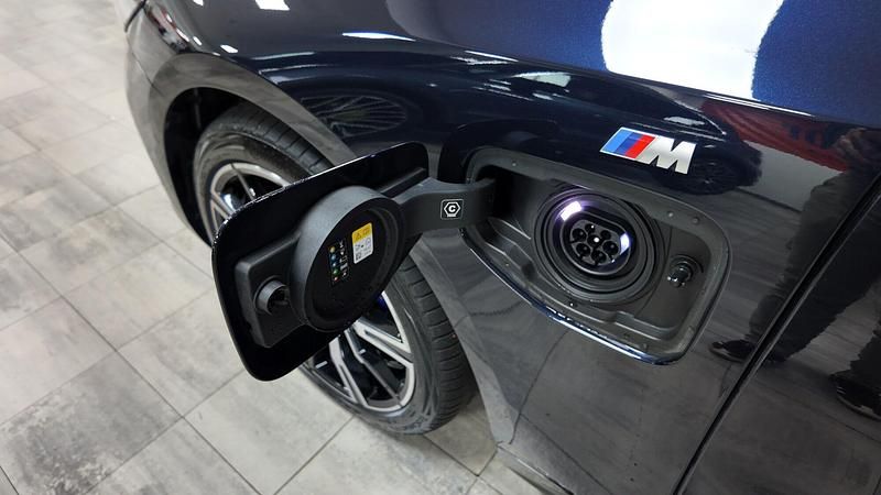 Usado BMW 550e M Sport 490 CV (360 kW) 2024 Azul Berlina