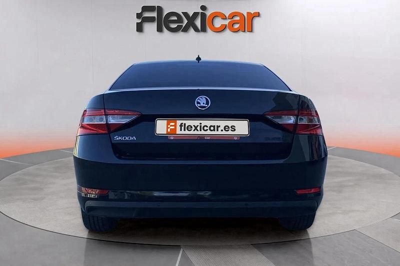 Usado Skoda Superb Active 150 CV (110 kW) 2018 Negro Familiar