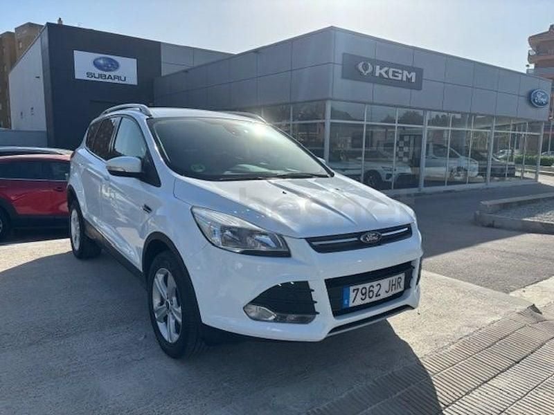 Usado Ford Kuga Trend 120 HP (88 kW) 2015 Branco SUV