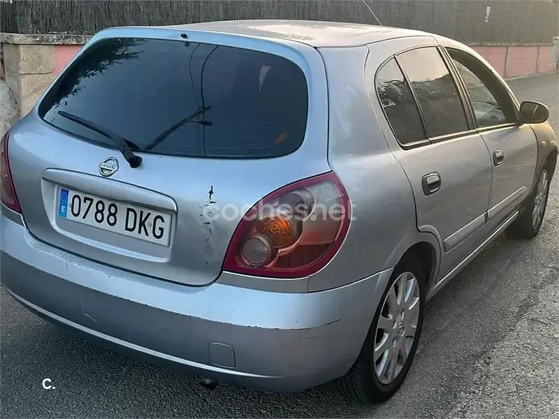 Usado Nissan Almera 82 CV (60 kW) 2005 Gris / plata Berlina