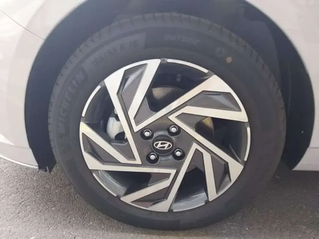 Usado Hyundai i20 79 CV (58 kW) 2024 Gris Utilitario