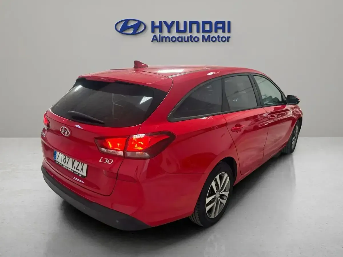 Usado Hyundai i30 GO! 120 CV (88 kW) 2019 Rojo Familiar