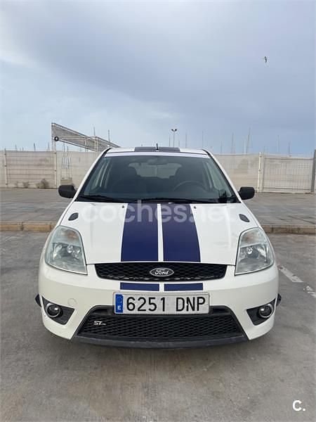 Blanco Usado 2005 Ford Fiesta Sport Utilitario | 3000 € (Precio justo) - Imagen 1/4