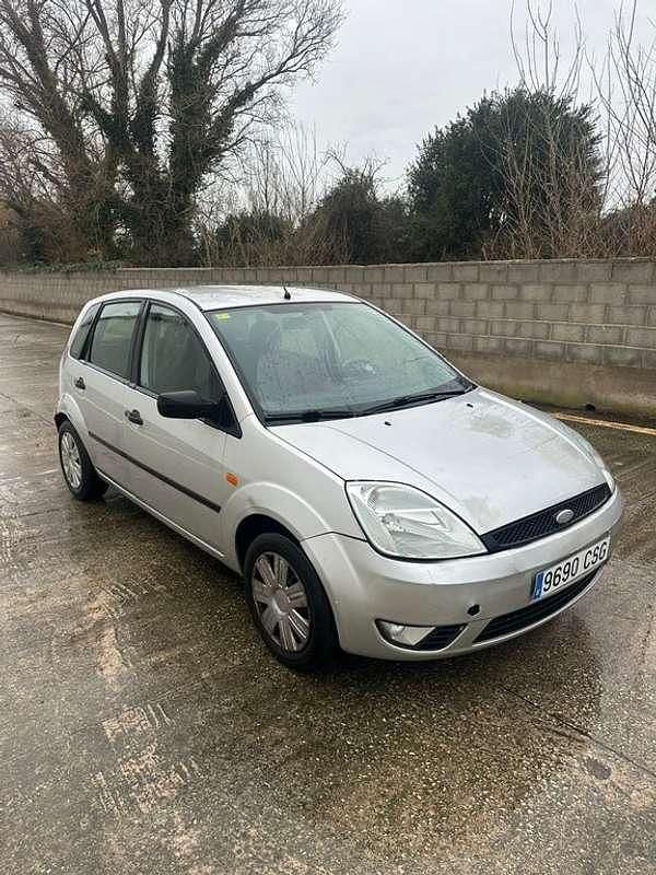 Usado Ford Fiesta Trend 68 CV (50 kW) 2004 Gris Utilitario