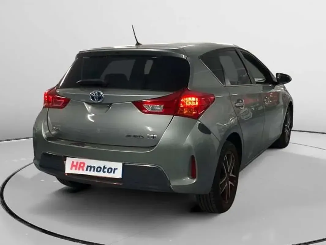 Usado Toyota Auris Hybrid 136 CV (100 kW) 2015 Gris Utilitario
