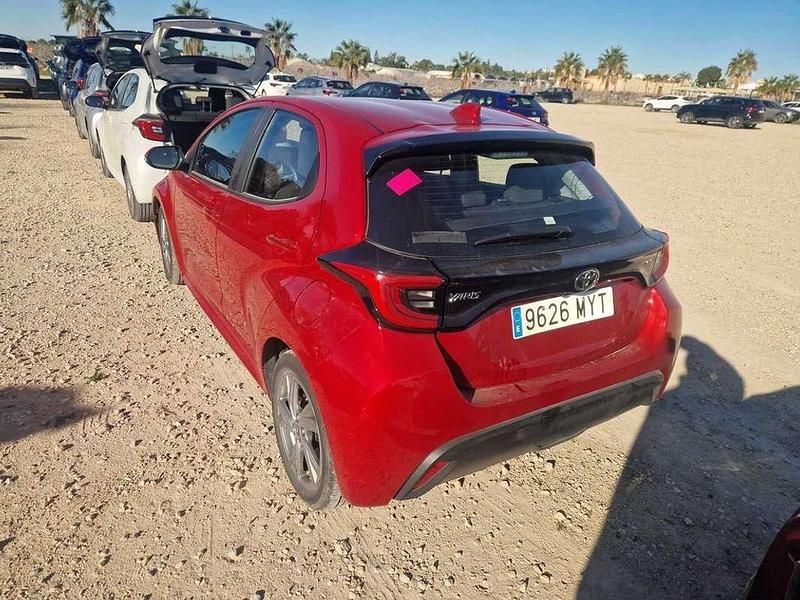 Usado Toyota Yaris Hybrid Active 116 CV (85 kW) 2025 Rojo Utilitario