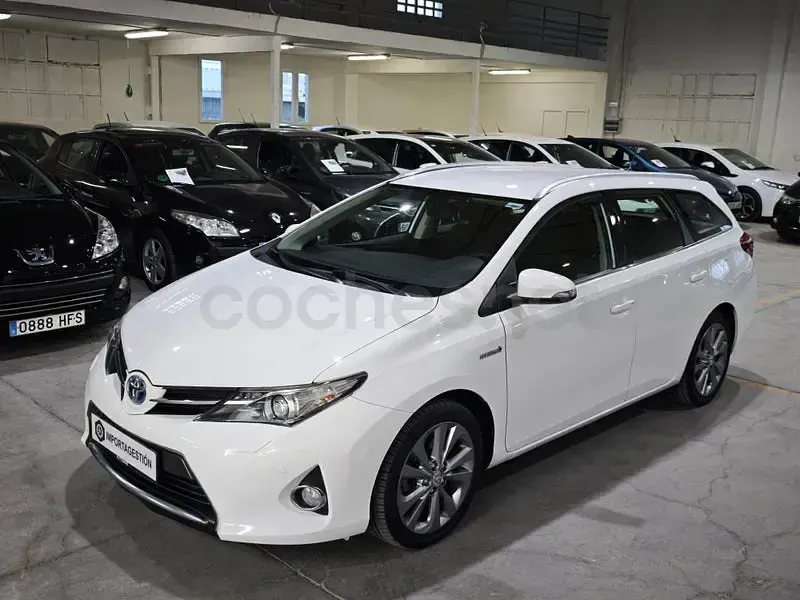 Usado Toyota Auris Hybrid Active 136 CV (100 kW) 2014 Blanco Familiar