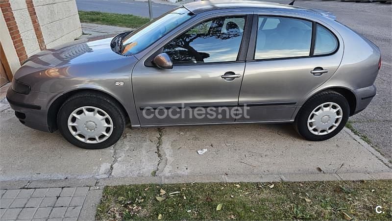 Usado Seat Leon Sport 110 CV (80 kW) 2004 Gris / plata Berlina